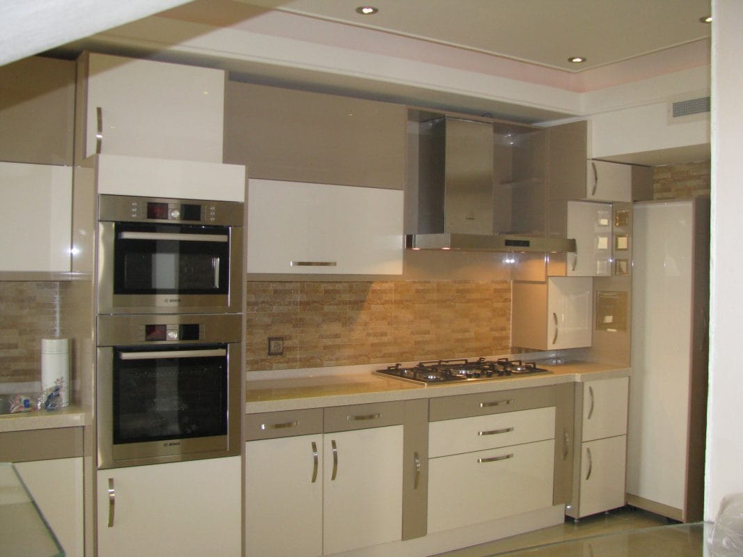 نمونه کار کابینت هایگلاس ترکیبی کرم و خاکی