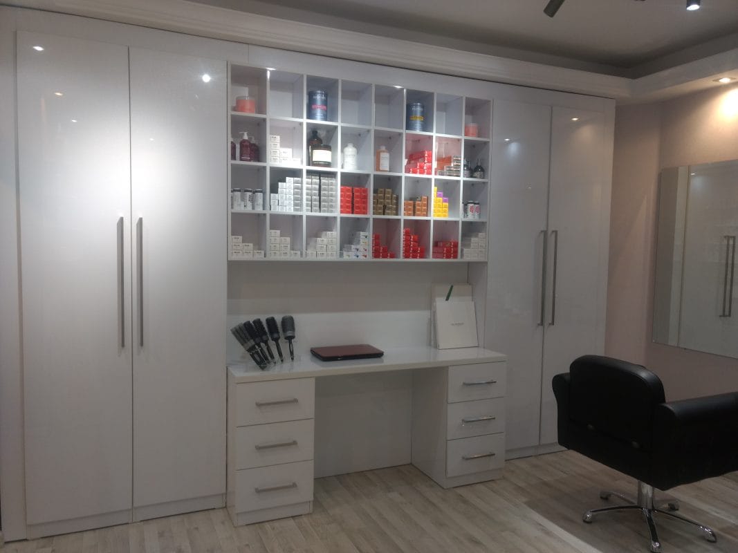 نمونه کار دکور و میز آرایشگاه زنانه
