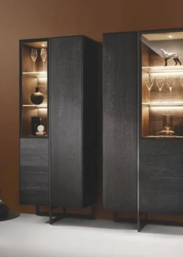 خرید بوفه و ویترین مدرن ایستاده با روکش چوب مشکی زغالی. کمد دکوراتیو لوکس با درب شیشهای فریمدار، طبقات نورپردازیشده LED و کشوهای زیرین.